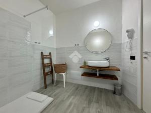 een badkamer met een wastafel en een spiegel bij Casa Irene in Napels