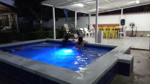 un par de personas sentadas en una piscina en Casa vacacional con Jacuzzi privado y BBQ, en Carmen de Apicalá