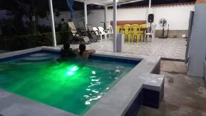 una mujer está sentada en una piscina en Casa vacacional con Jacuzzi privado y BBQ, en Carmen de Apicalá