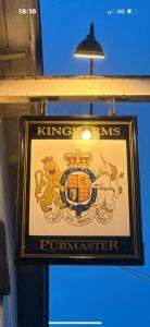 una señal para un pub con una foto de gatos en Kings Arms Hotel en Sandwich