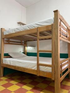a bunk bed room with two bunk beds at Origen Hostel Jardín in Jardin