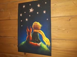 uma pintura de uma rapariga e um coelho sentados nas estrelas em Dom Gościnny Dudek em Krynica Zdrój