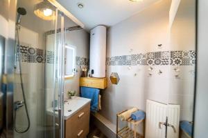 a bathroom with a shower and a sink at Double Appart Hypercentre Blois in Blois