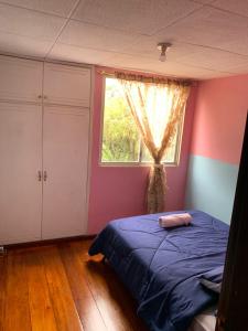 a bedroom with a bed and a window at Dulce Hogar 01 in Loja