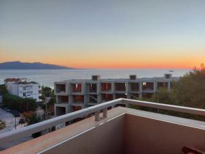vistas al océano desde el balcón de un edificio en Saranda Nik Apartment, en Sarandë
