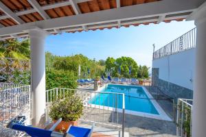 Bazén v ubytování Hotel Parco Cartaromana nebo v jeho okolí