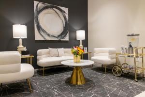 um átrio com cadeiras e uma mesa com flores em Sheraton Flowood The Refuge Hotel & Conference Center em Flowood