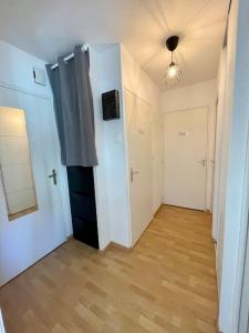 Een badkamer bij Joli appartement avec parking et balcon