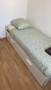 Een bed of bedden in een kamer bij Joli appartement avec parking et balcon