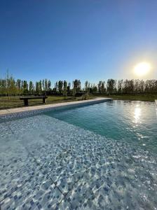 una gran piscina de agua en un parque en El Madejo - del Valle de Uco en Tunuyán