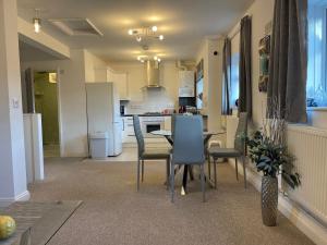 a kitchen and dining room with a table and chairs at Elegant Serviced Apartment with Parking in Oxford in Oxford