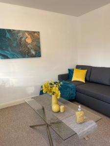 a living room with a couch and a glass table at Elegant Serviced Apartment with Parking in Oxford in Oxford