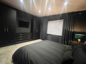 Postel nebo postele na pokoji v ubytování The Baglan Bungalow M4 Access in 1 min