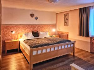 ein Schlafzimmer mit einem großen Bett in einem Zimmer in der Unterkunft Appartements & Chalets Wiesenruh in Bichlbach