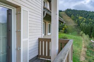 - Balcón de casa con vistas en Apartmajska hiša Breza en Ribnica na Pohorju