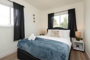 a bedroom with a large bed with a blue blanket at Cozy Apartment in Atwater Village in Glendale
