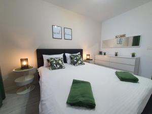 Llit o llits en una habitació de GREEN Apartment Coresi