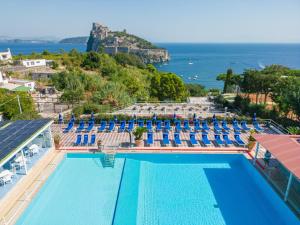 Bazén v ubytování Hotel Parco Cartaromana nebo v jeho okolí
