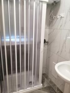 San Gaetano bed في نابولي: دش في حمام مع مرحاض ومغسلة