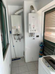 - une cuisine équipée d'un réfrigérateur blanc dans l'établissement Primera línea Coraceros, minimo reserva 3 noches, à Viña del Mar