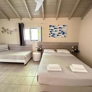- une chambre avec 2 lits dans l'établissement Residence Poseidon, à Spartià