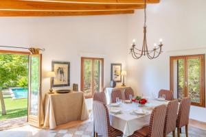 une salle à manger avec une table et des chaises dans l'établissement Finca Porto Cristo - Es Bosquet, à Manacor
