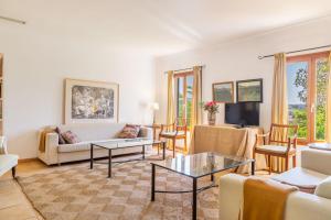 un salon avec un canapé et une table dans l'établissement Finca Porto Cristo - Es Bosquet, à Manacor