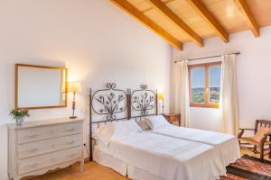 une chambre avec un lit, une commode et une fenêtre dans l'établissement Finca Porto Cristo - Es Bosquet, à Manacor 43 autres photos