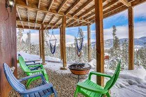 un porche con sillas, parrilla y montañas cubiertas de nieve en Private Hot Tub Mtn-View Grand Lake Cabin!, en Grand Lake
