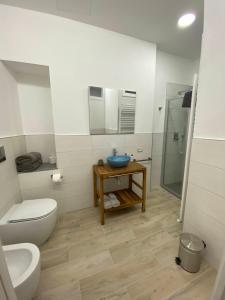 La salle de bains est pourvue de toilettes, d'un lavabo et d'une douche. dans l'établissement La Casa nel Vicolo Camera 3, à Casale Monferrato