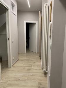 an empty hallway with a hallway at La Casa nel Vicolo Camera 3 in Casale Monferrato