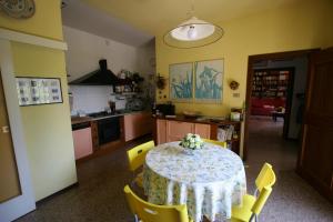 a kitchen with a table and chairs in a room at B&B Il Nido Di Alice in Moresco