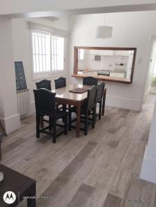 ein Esszimmer mit einem Holztisch und Stühlen in der Unterkunft Casa Gutiérrez in Godoy Cruz + 14 Fotos