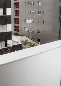 Apartamento Gutierrez 2 في بيلو هوريزونتي: منظر من الشرفة على مبنى