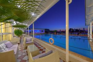Bazén v ubytování Hotel Parco Cartaromana nebo v jeho okolí