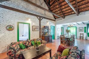 a living room with a couch and a table at Huerta la Pimentada in Palma del Río