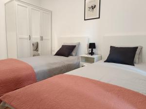 Duas camas sentadas uma ao lado da outra num quarto em Apartment Split Downtown em Split