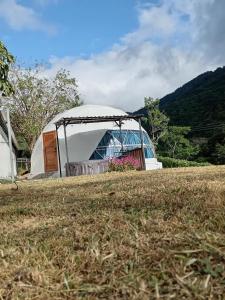 una tienda en medio de un campo en Glamping Karl, en Monteverde