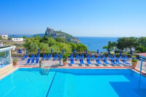 Bazén v ubytování Hotel Parco Cartaromana nebo v jeho okolí
