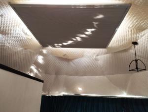 un soffitto in una stanza con una luce sopra di Glamping Karl a Monteverde Costa Rica