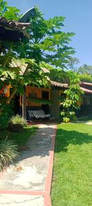 モンテネグロにあるAlojamiento rural finca estrella del Quindíoの庭前のベンチ付き家