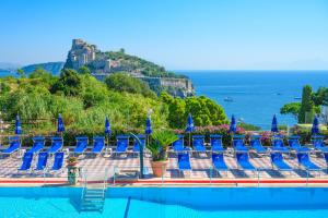 Bazén v ubytování Hotel Parco Cartaromana nebo v jeho okolí