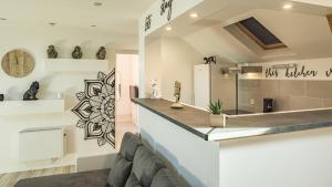 Zimmer mit einer Theke und einem Kühlschrank in der Unterkunft Riverside - Charme et Confort in Troyes