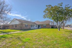 ein Backsteinhaus mit einem Baum im Hof in der Unterkunft Chic Living in Houston: Stylish 2 Bedroom, 2 Bath in Houston