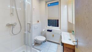 y baño con ducha, aseo y lavamanos. en CozyWork Studio Apartment 7, en Hohenmölsen