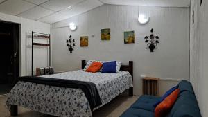 - une chambre avec un lit et un canapé dans l'établissement Villas El Amatle, 