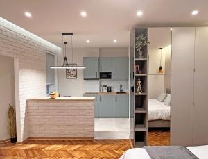 Habitación con cocina y dormitorio. en Terazije Center Apartments, en Belgrado