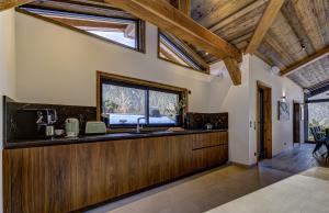 eine Küche mit Holzschränken und einem Fenster in der Unterkunft Chalet Green Forest in Chamonix-Mont-Blanc