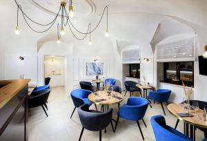 Televízia a/alebo spoločenská miestnosť v ubytovaní Kalix Boutique Hotel