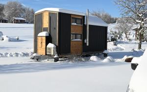 a tiny house in the snow in a yard at UnwindCabin Sohl in Bad Laasphe